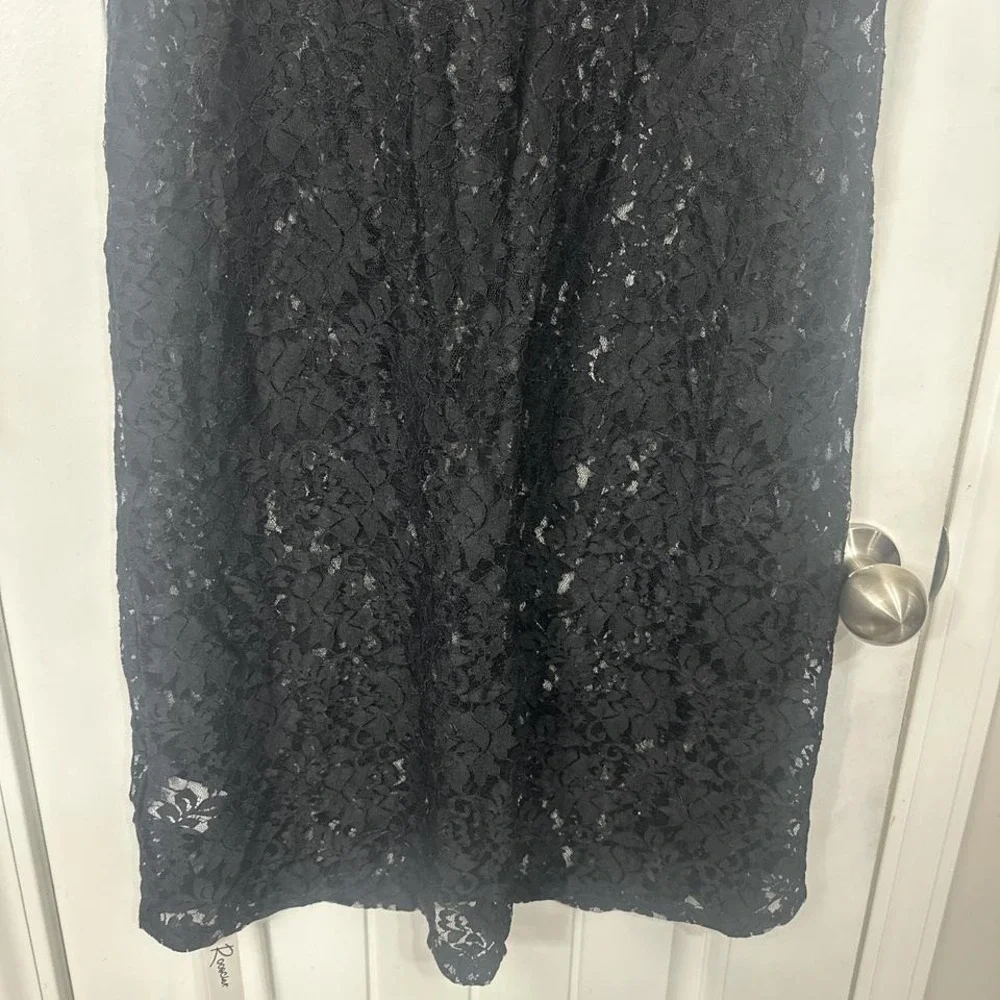 Black‎ floral lace sheer midi skirt with elastic waistband and side slit. S